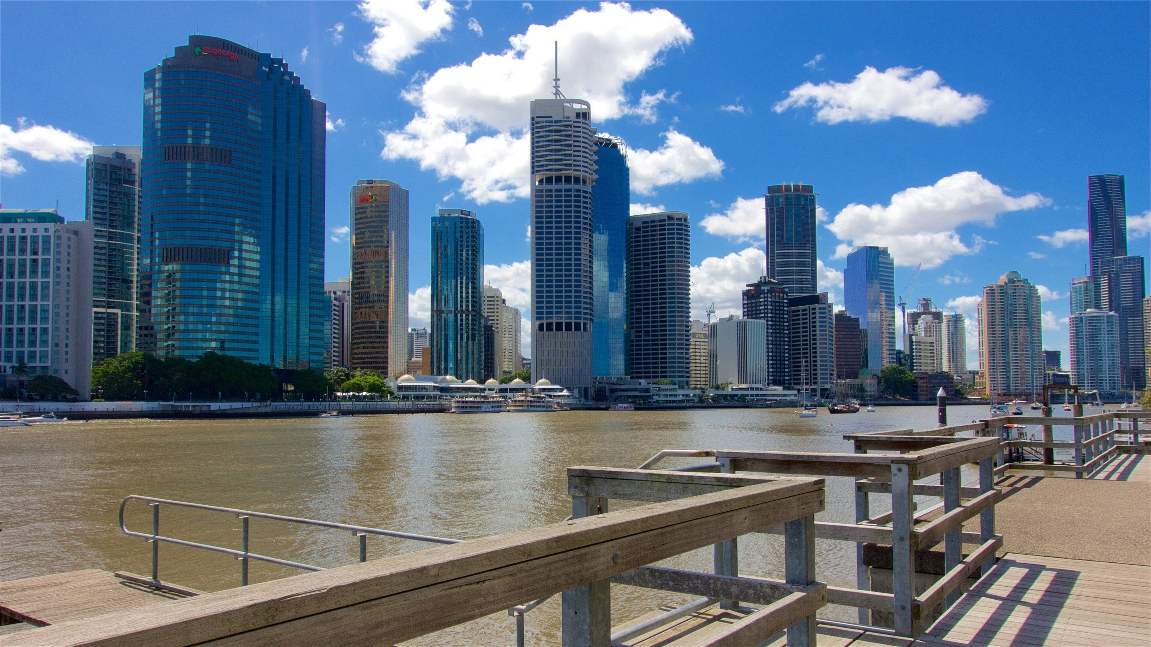 Kangaroo Point Cliffs mostrando casa a torre, fiume o ruscello e città