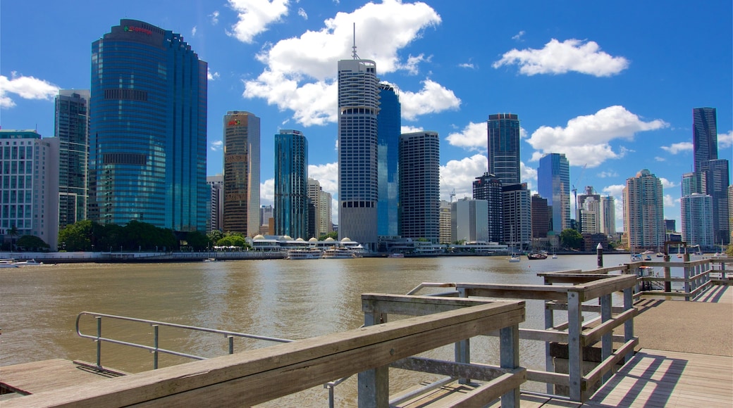 Kangaroo Point Cliffs mostrando casa a torre, fiume o ruscello e città