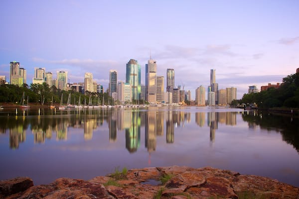 Acantilados de Kangaroo Point ofreciendo horizonte urbano, un río o arroyo y un rascacielos
