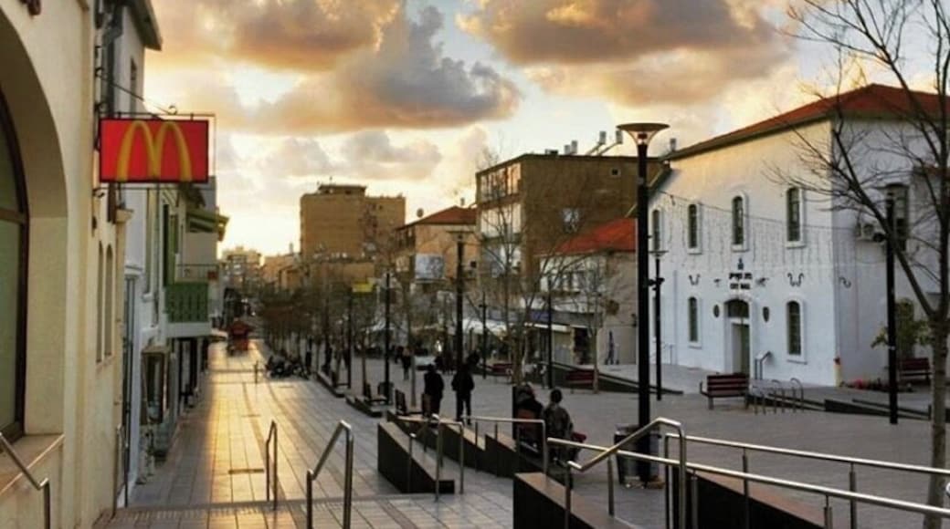 A nice walk in Rishon Letzion, Israel