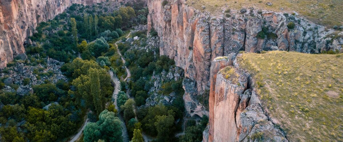 Un canyon aux parois abruptes, traversé par une rivière.