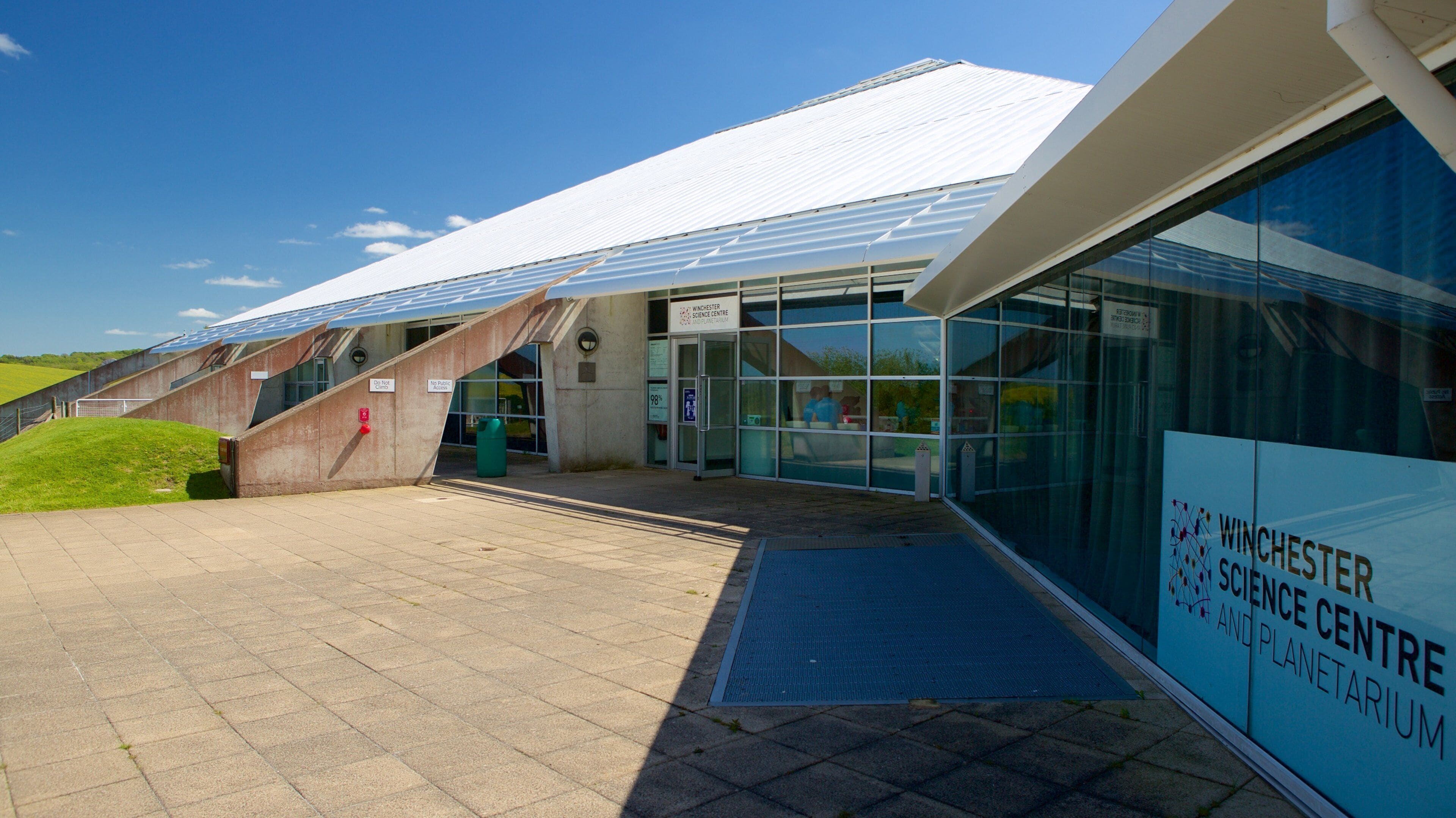 Winchester Science Centre and Planetarium featuring an observatory