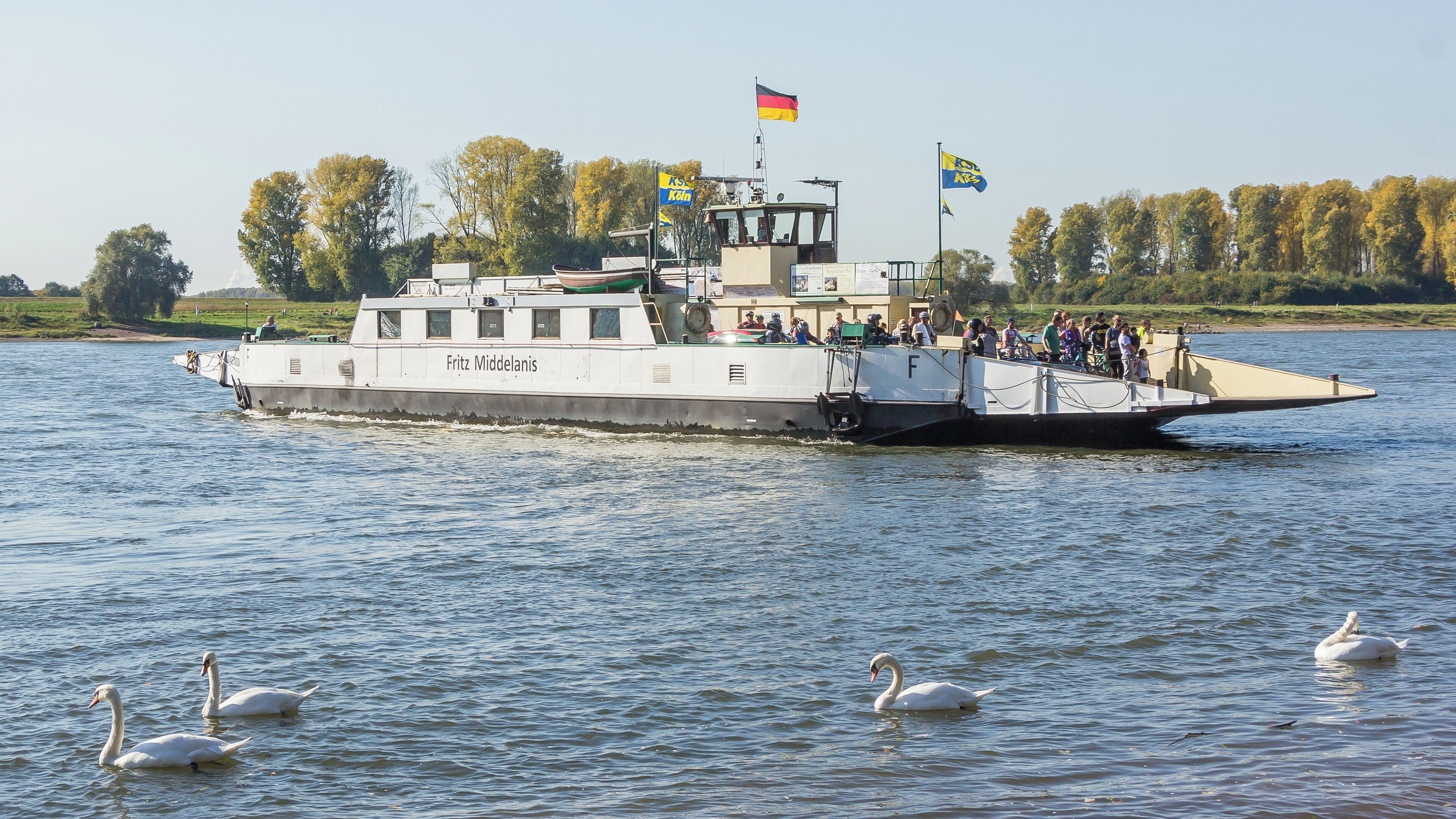 Autofähre „Fritz Middelanis“ (ENI 04810070) Langel (Köln-Merkenich) - Leverkusen-Hitdorf am Anleger in Hitdorf