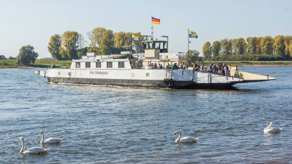 Autofähre „Fritz Middelanis“ (ENI 04810070) Langel (Köln-Merkenich) - Leverkusen-Hitdorf am Anleger in Hitdorf