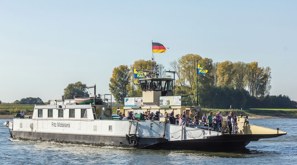 Autofähre „Fritz Middelanis“ (ENI 04810070) Langel (Köln-Merkenich) - Leverkusen-Hitdorf am Anleger in Hitdorf