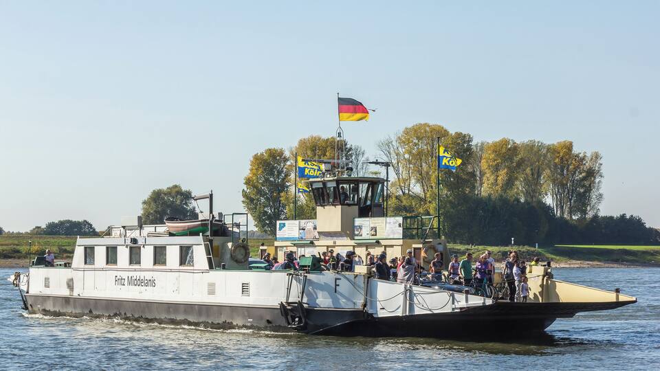 Autofähre „Fritz Middelanis“ (ENI 04810070) Langel (Köln-Merkenich) - Leverkusen-Hitdorf am Anleger in Hitdorf