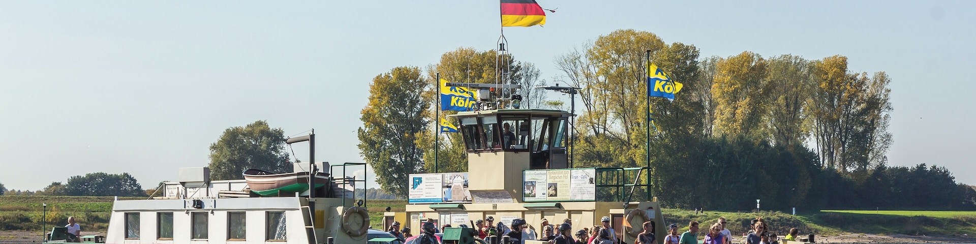Autofähre „Fritz Middelanis“ (ENI 04810070) Langel (Köln-Merkenich) - Leverkusen-Hitdorf am Anleger in Hitdorf