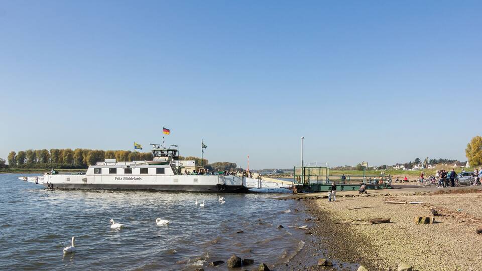 Autofähre „Fritz Middelanis“ (ENI 04810070) Langel (Köln-Merkenich) - Leverkusen-Hitdorf am Anleger in Hitdorf