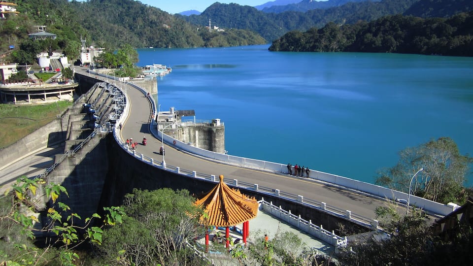 View of the Shimen Dam from scenic overlook, with the reservoir nearly full.