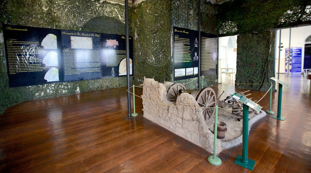 Museo Militar ofreciendo artículos militares y vistas interiores