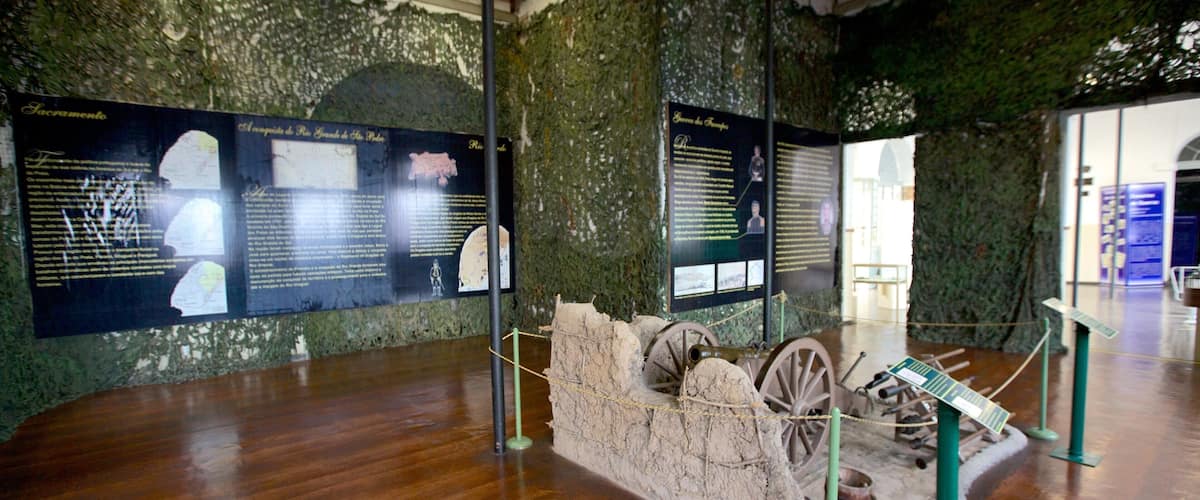 Militärmuseum welches beinhaltet Militärisches und Innenansichten