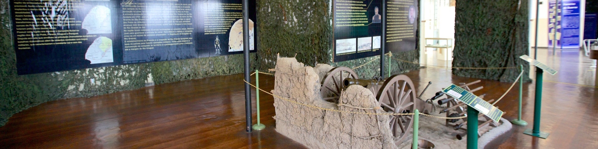 Museu Militar mostrando itens militares e vistas internas