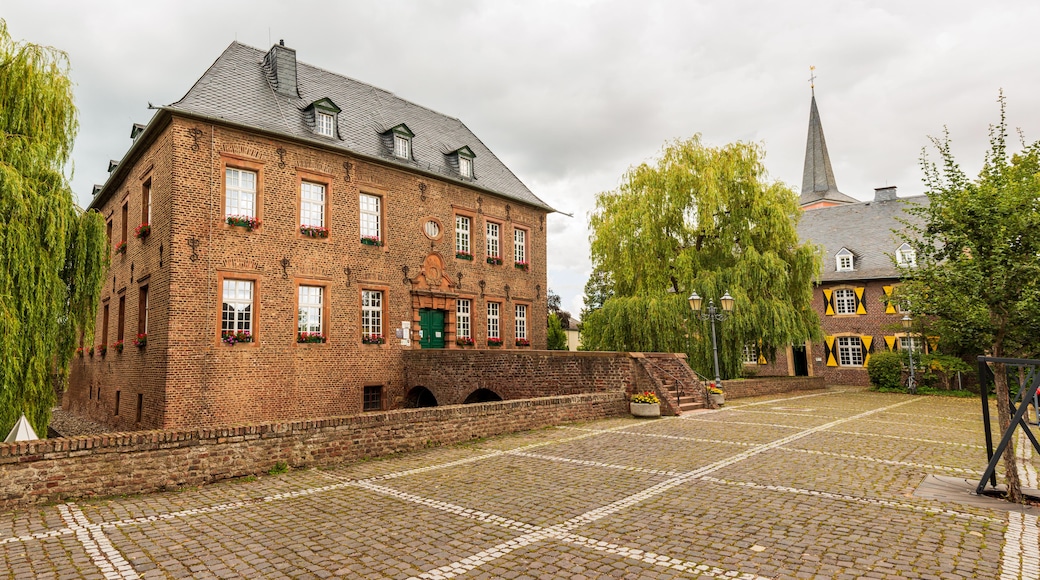 Rathaus und Burg in Niederzier, Wasserschloß als Verwaltungszentrum