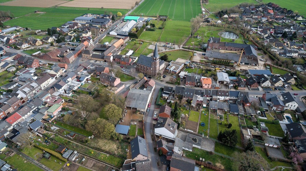 Hambach (Niederzier), Ortskern mit Pfarrkirche St. Antonius