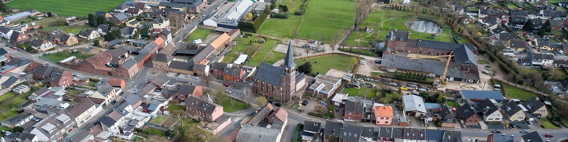 Hambach (Niederzier), Ortskern mit Pfarrkirche St. Antonius