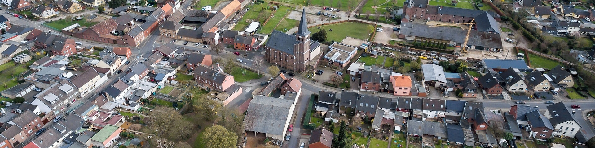 Hambach (Niederzier), Ortskern mit Pfarrkirche St. Antonius
