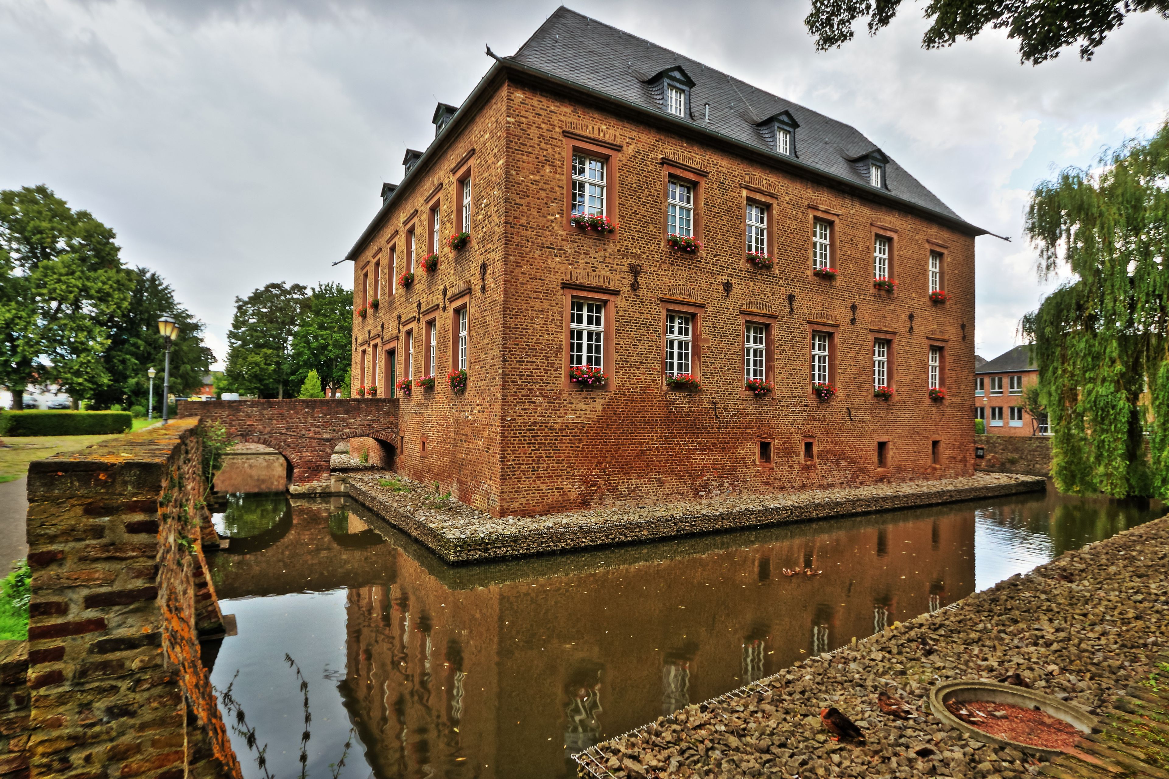 Rathaus und Burg in Niederzier, Wasserschloß als Verwaltungszentrum