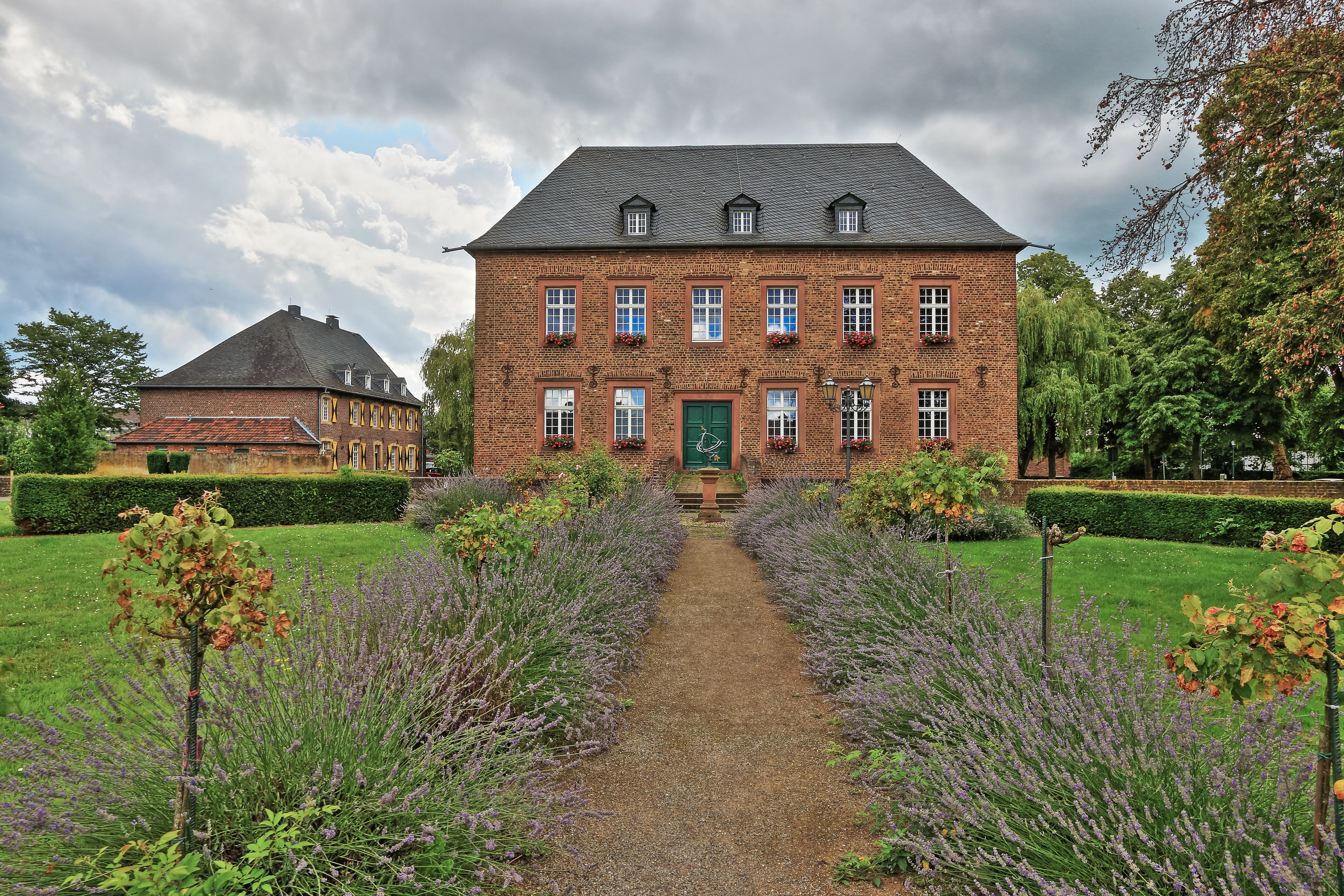 Rathaus und Burg in Niederzier, Wasserschloß als Verwaltungszentrum