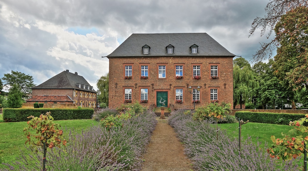 Rathaus und Burg in Niederzier, Wasserschloß als Verwaltungszentrum