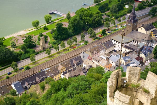 Luftaufnahme einer Stadt mit Fluss, Brücke, Burg und Bahnhof.