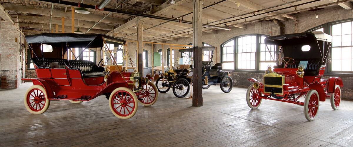 Complejo Patrimonial del Automóvil Model T ofreciendo vista interna y elementos patrimoniales