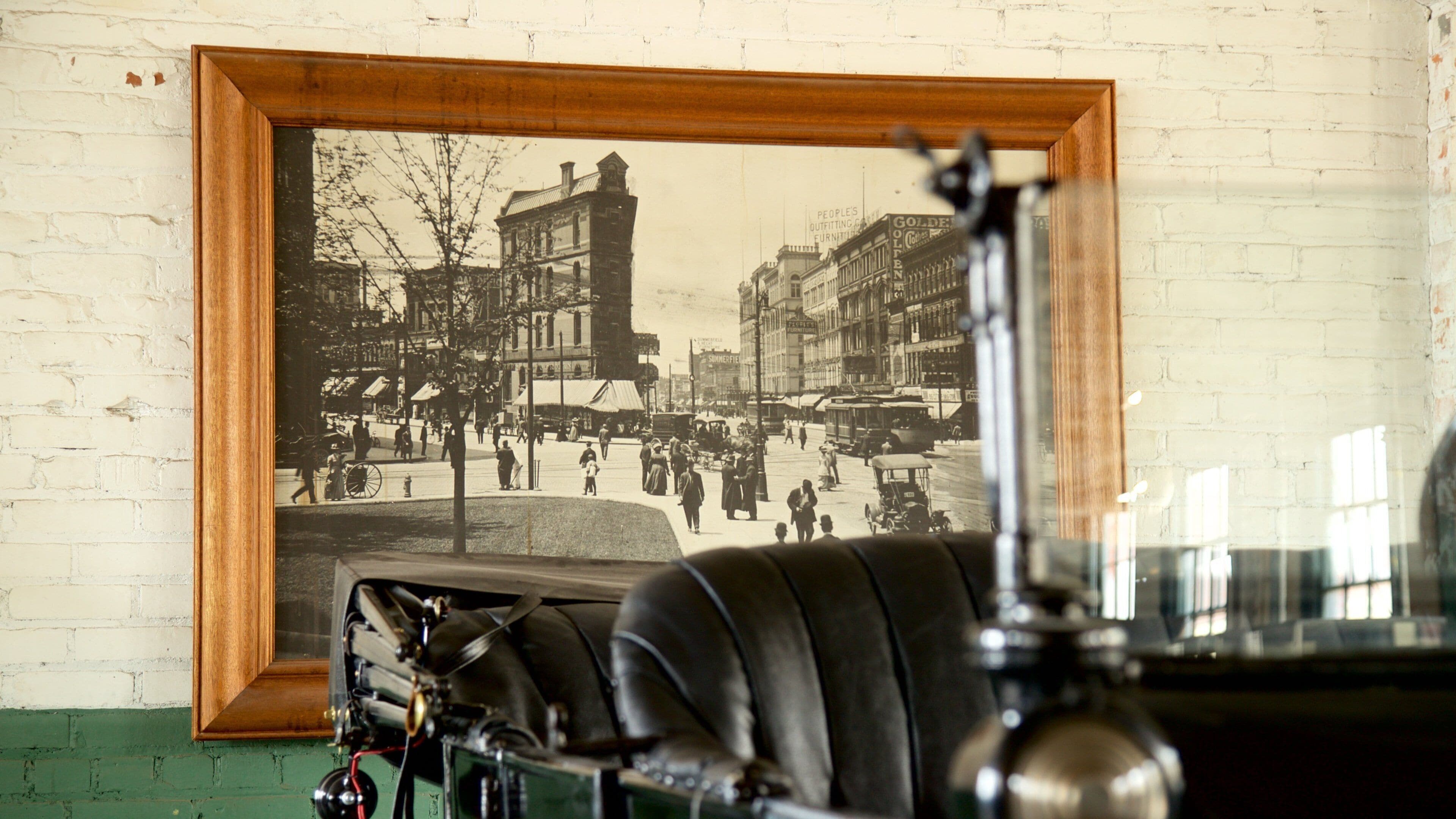 Model T Auto Heritage Complex mostrando arte, elementos de patrimônio e vistas internas