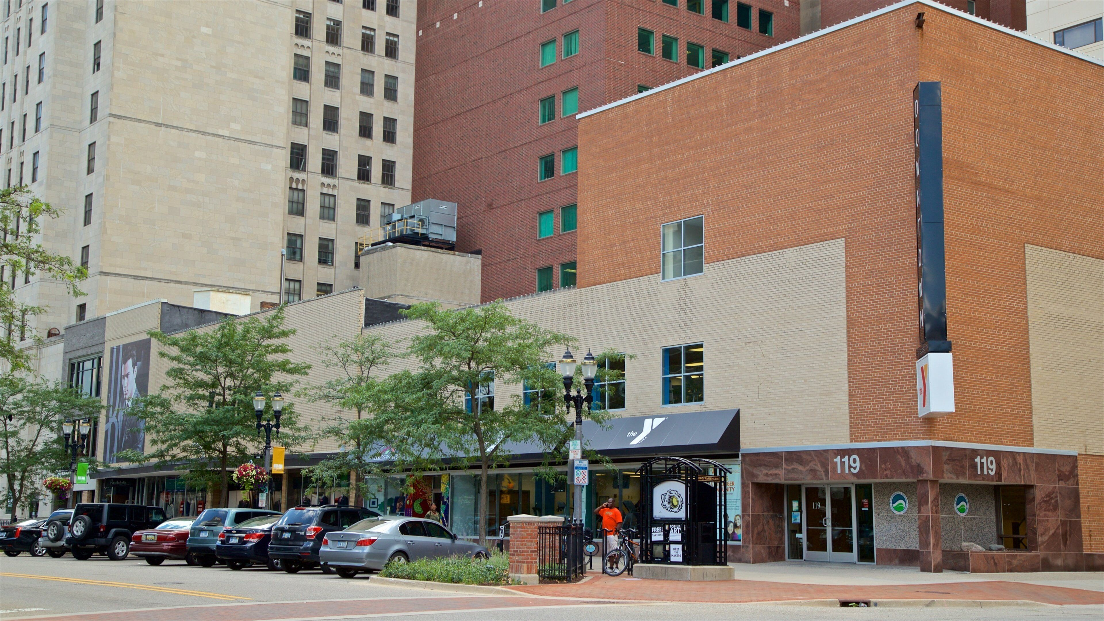 Lansing Art Gallery featuring a city