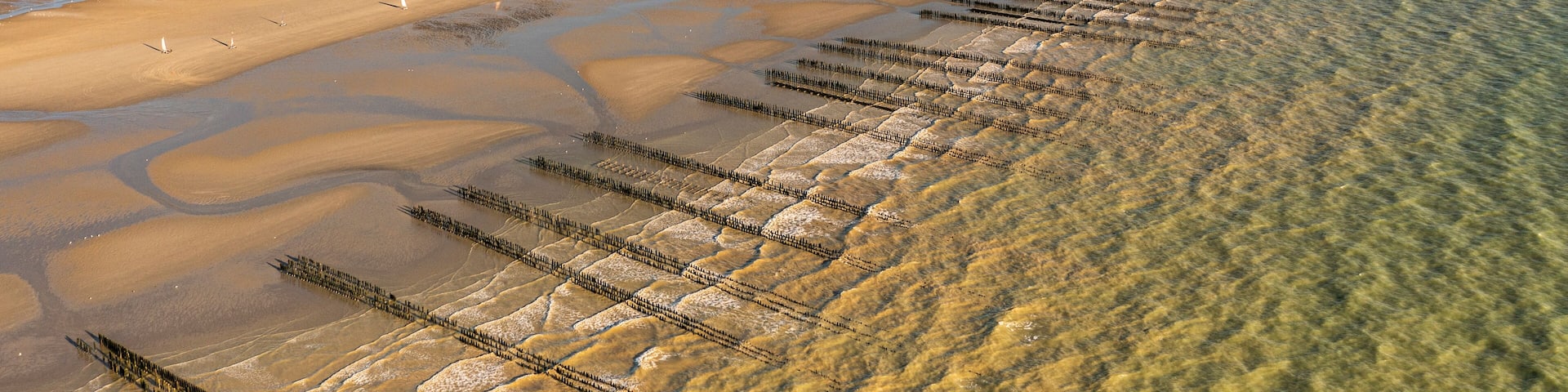 La plage de Quend avec ses bouchots et ses chars-à-voile