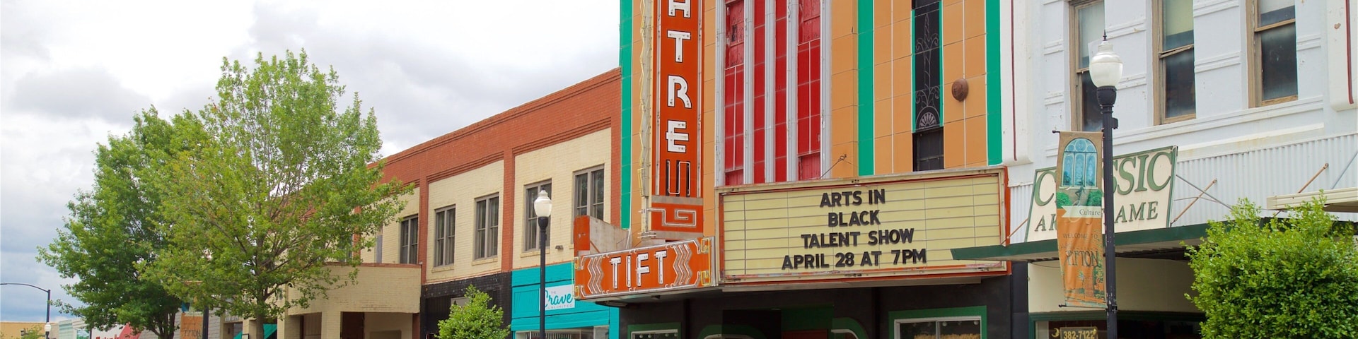 Teatro Tift ofreciendo escenas de teatro y señalización