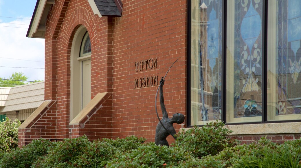 Tifton Museum of Arts and Heritage welches beinhaltet Beschilderung und Outdoor-Kunst