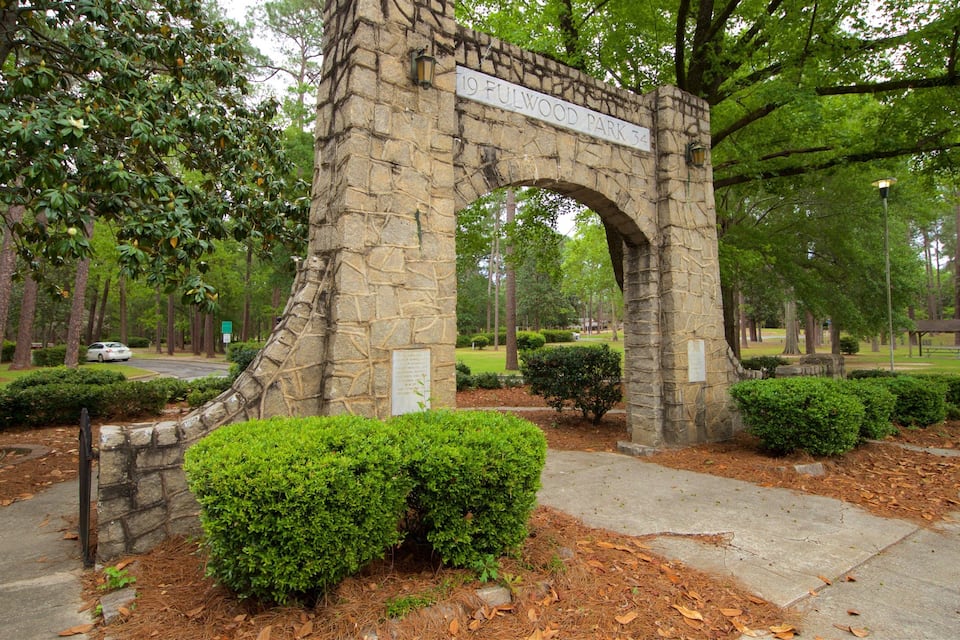 Um arco de pedra com uma placa indicando '19 Fulwood Park 34'.