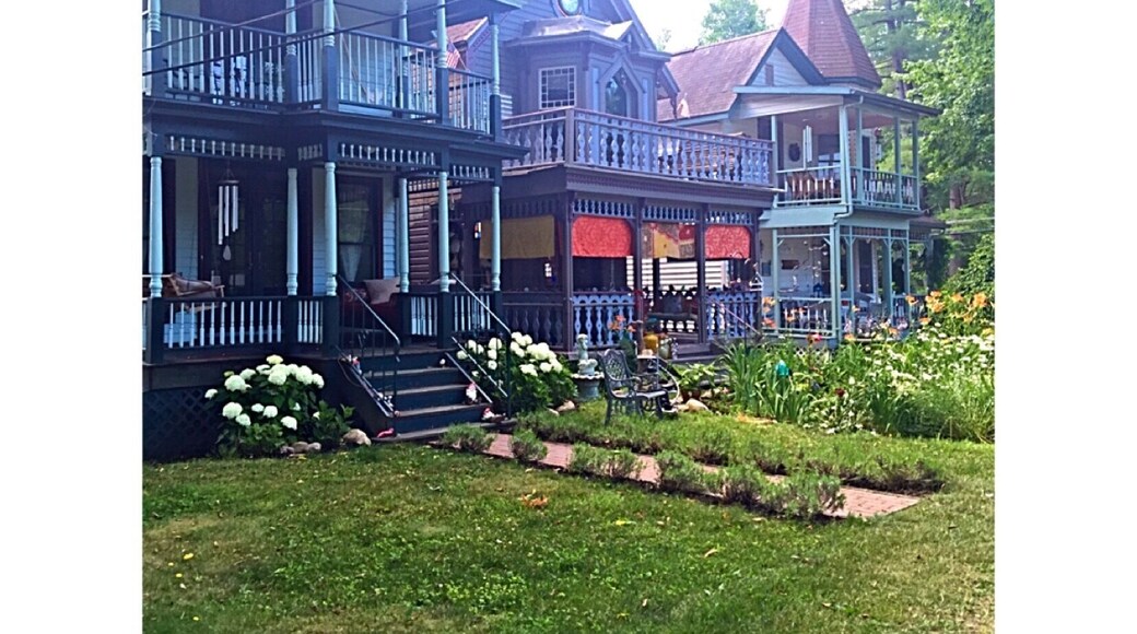 This place was full of dollhouse looking homes. All the mediums were super friendly- definitely an offbeat attraction. Will be back! #green