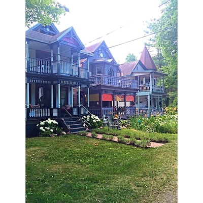 This place was full of dollhouse looking homes. All the mediums were super friendly- definitely an offbeat attraction. Will be back! #green