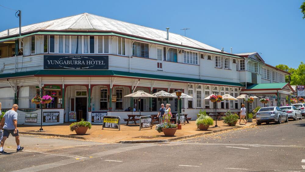 L’hôtel Yungaburra dispose d’une terrasse et d’une enseigne indiquant « Magasin de boissons ouvert ».