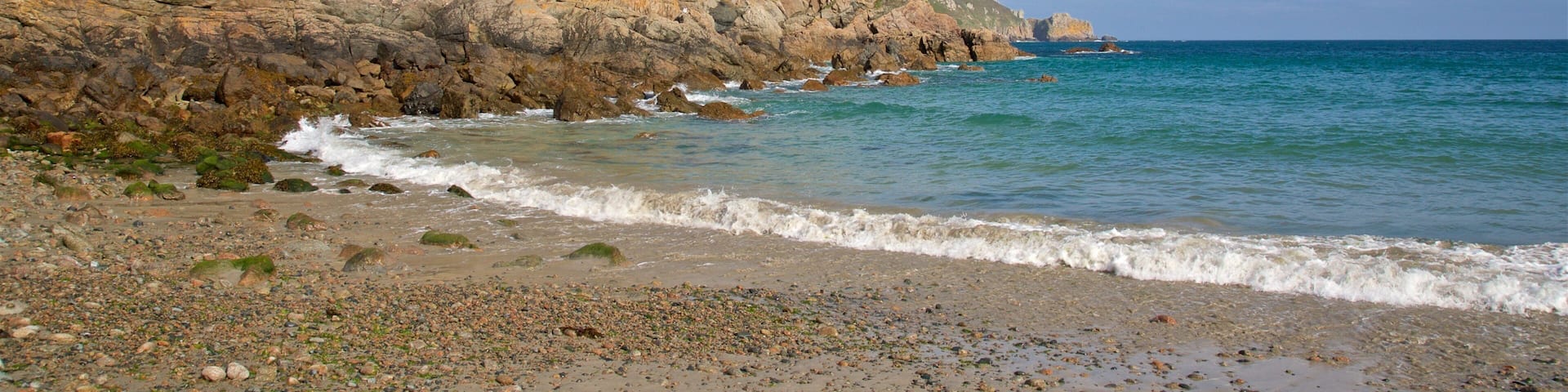Baie du Petit Bot montrant vues littorales, plage de galets et cÎte escarpée