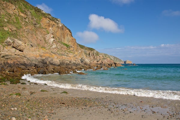 Petit Bot Bay showing a pebble beach, rugged coastline and general coastal views