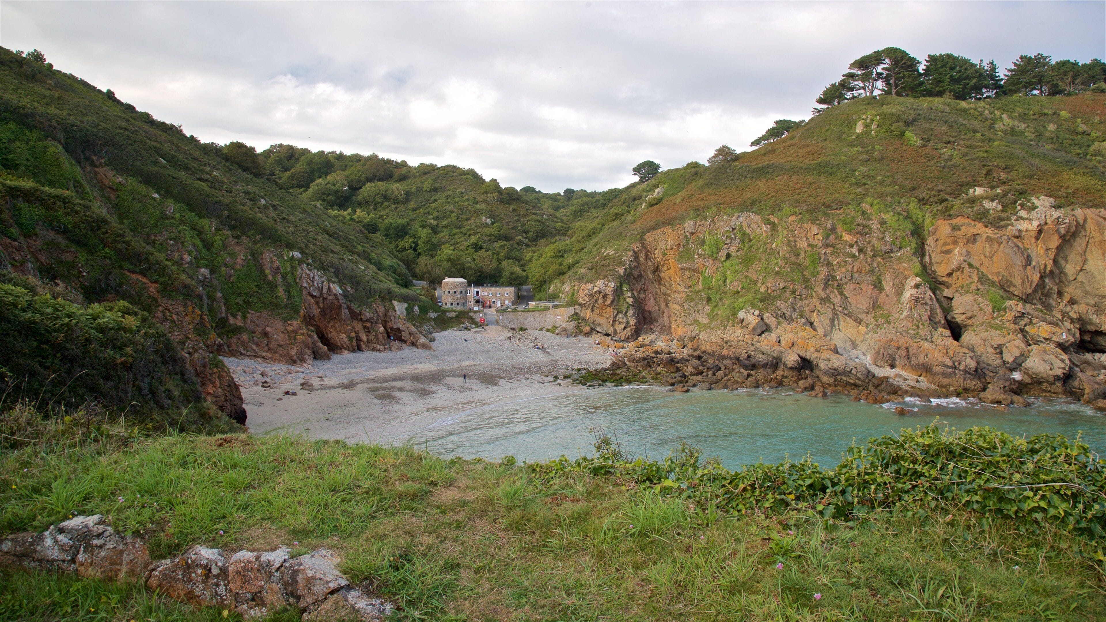 อ่าว Petit Bot ซึ่งรวมถึง ชายฝั่งทะเล และ ชายฝั่งหิน