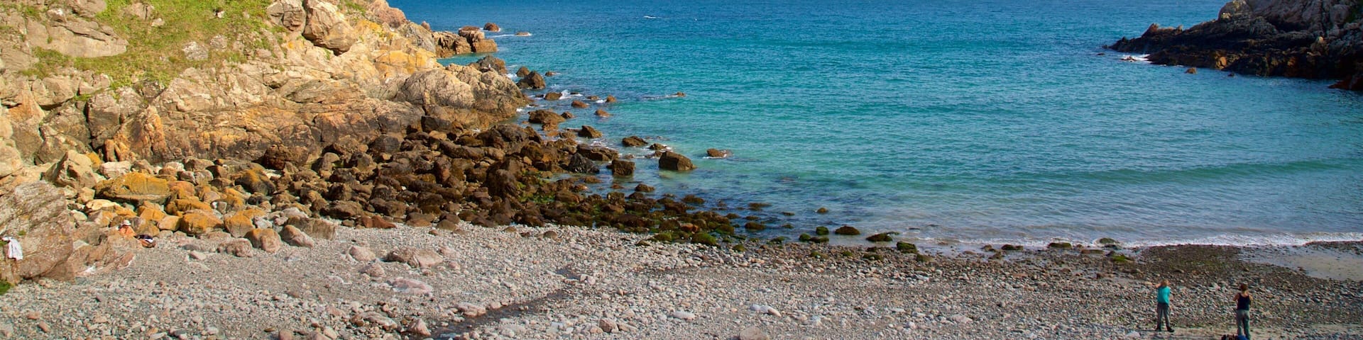 Petit Bot Bay mit einem allgemeine KĂŒstenansicht und Steinstrand sowie Paar