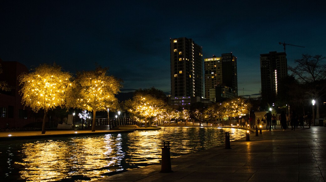 Fotografía nocturna de Santa Lucía Monterrey, Nuevo León, México.
