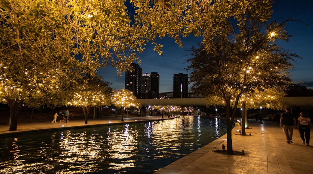 Fotografía nocturna de Santa Lucía Monterrey, Nuevo León, México.