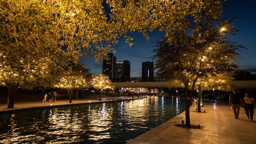 Fotografía nocturna de Santa Lucía Monterrey, Nuevo León, México.