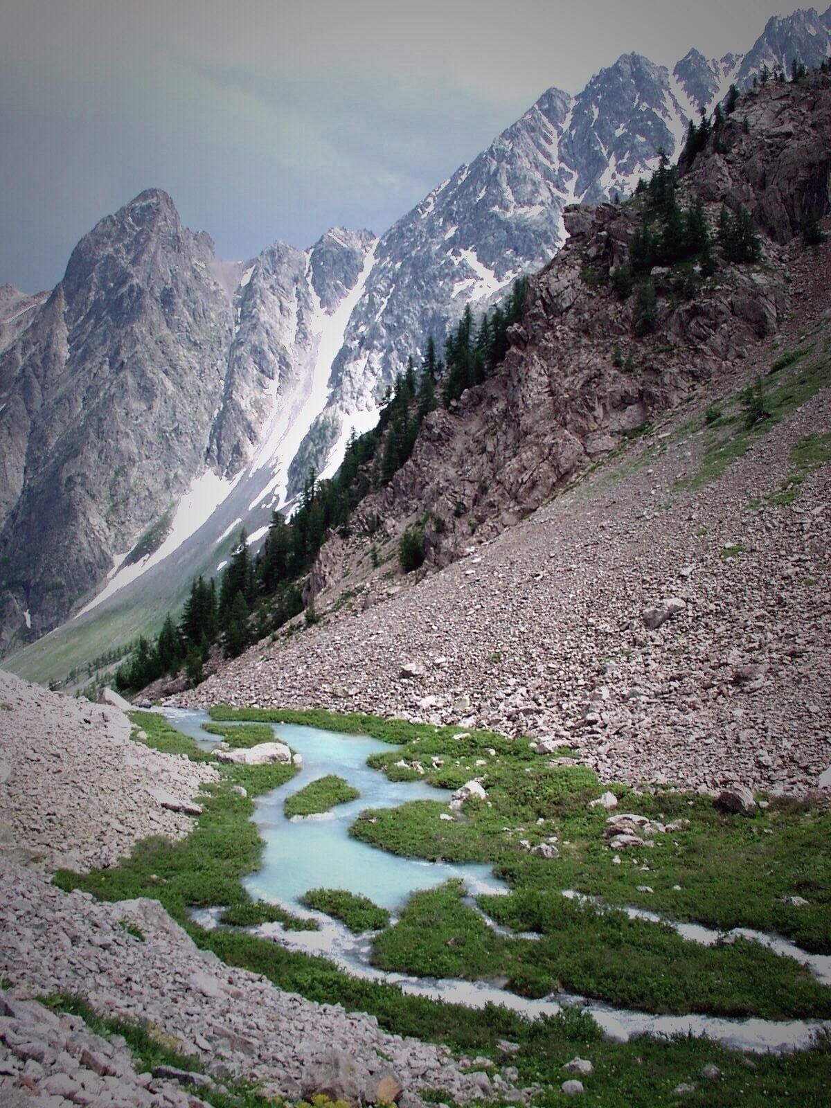 Montée dans les forêts de mélèzes puis sentier d’altitude jusqu’aux glaciers qui craquent au pied de l’eau
