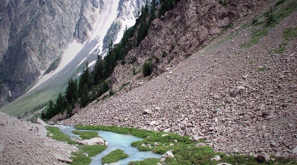 Montée dans les forêts de mélèzes puis sentier d’altitude jusqu’aux glaciers qui craquent au pied de l’eau