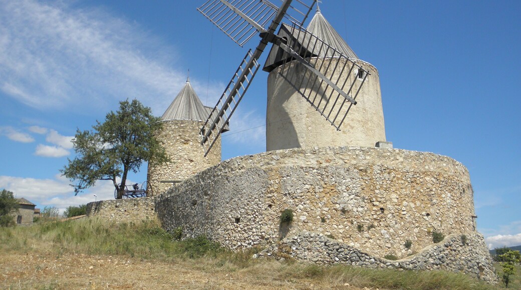 Moulins à vent de Régusse soubassement
