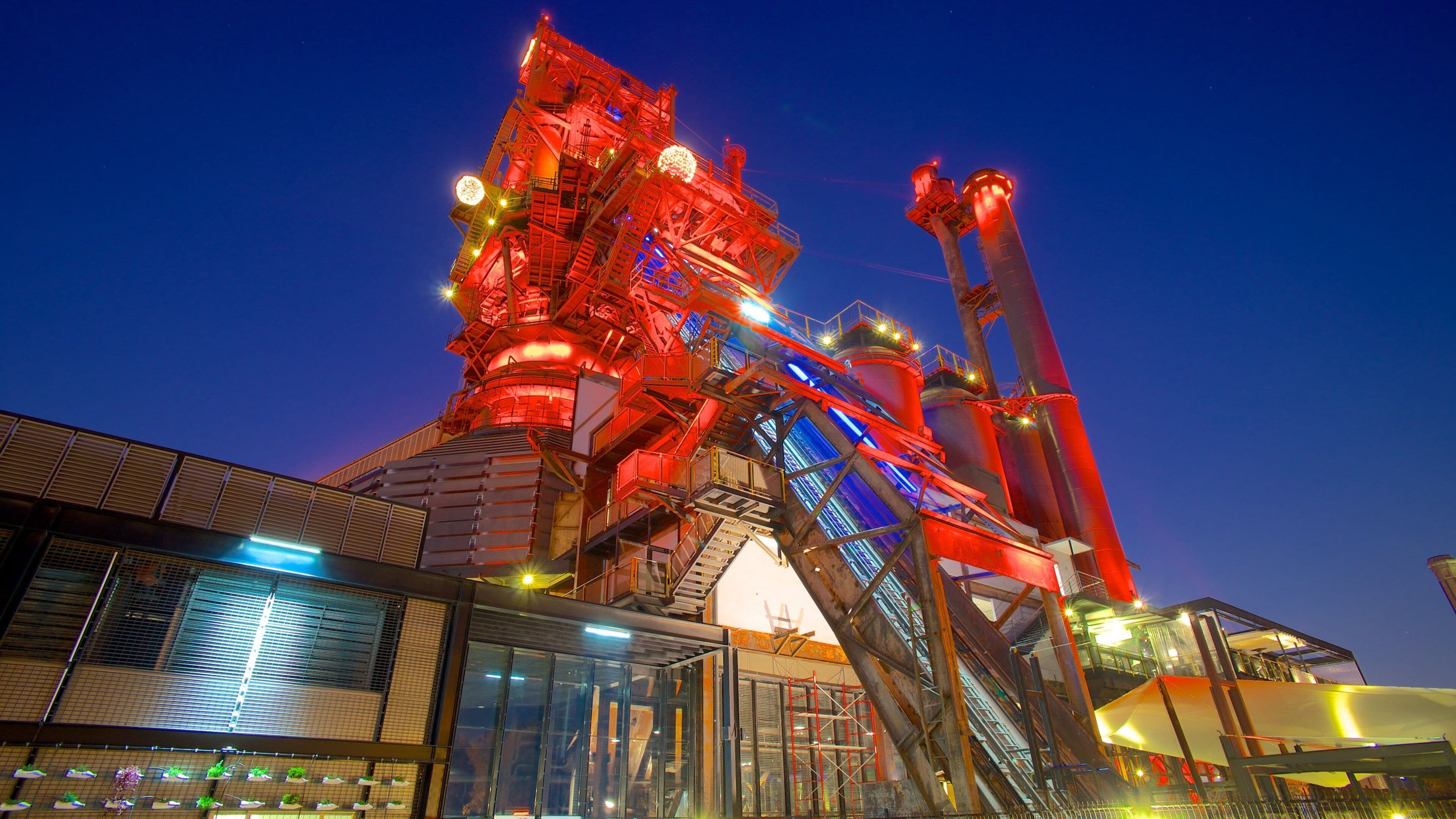 Horno 3 Steel Museum which includes night scenes and a city