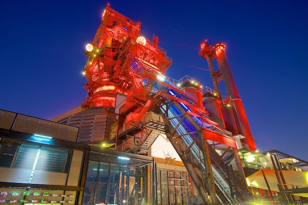 Horno 3 Steel Museum welches beinhaltet bei Nacht und Stadt