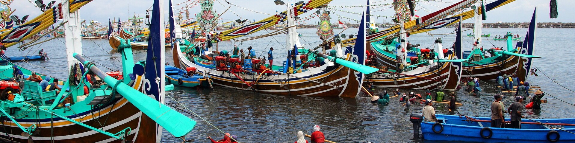 viele traditionelle malerische Holzschiffe im Hafen von Pengambengan in Bali