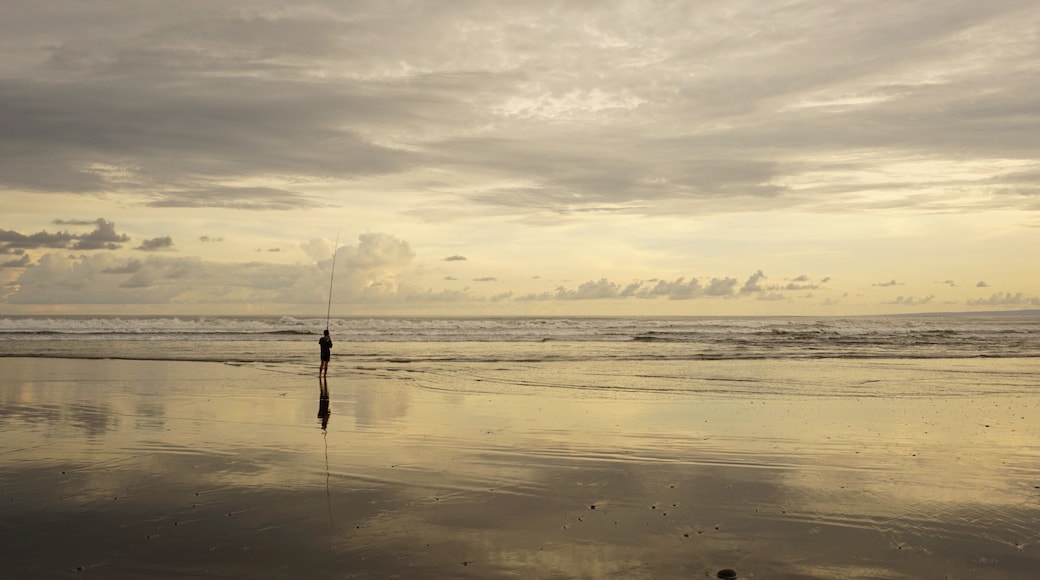 Medewi beaches are magical. Sunsets dazzle your senses and calm you while the day has just begun for the fishermen.
Since my buddy “betrayed” me and my first trip alone started my camera has been my best travel buddy. Now I want to step up the game and need help.
#BvSCrete