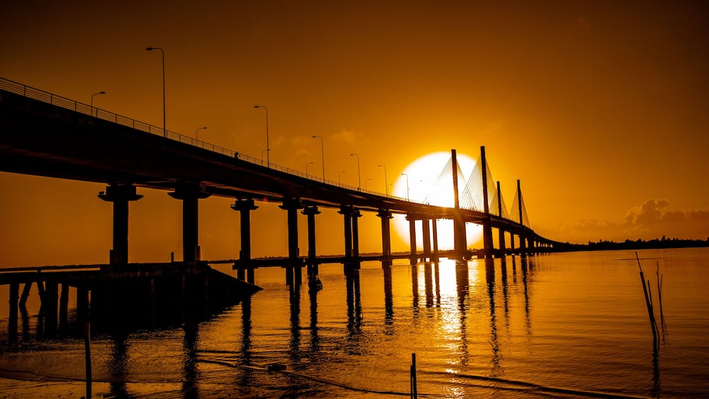 Eine Brücke über Wasser im Abendlicht.