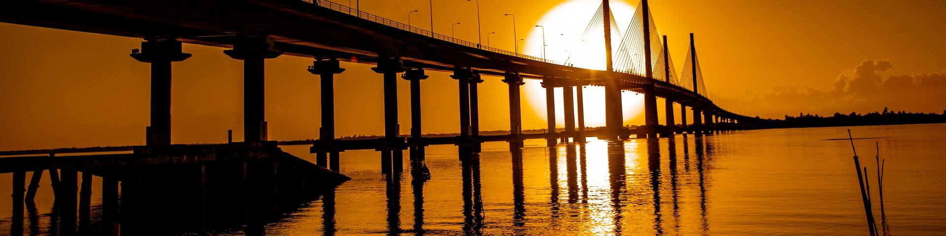 Ponte construtor João Alves que liga a capital Aracaju ao municipio da Barra dos Coqueiros.